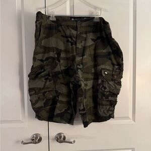 Ecko Unlimited Men's Olive Camo Cargo Shorts size 44